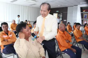 Cán bộ, công nhân viên và người lao động, tham gia giao lưu trả lời câu hỏi để nâng cao kiến thức phòng bệnh, kỹ năng tự bảo vệ bản thân