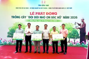 Đại diện C.P. Việt Nam và các đơn vị trao tặng cây giống cho chương trình trồng cây năm 2026 tại Đồng Tháp. Ảnh: C.P.