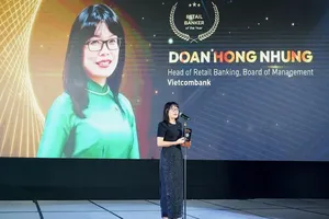 Bà Đoàn Hồng Nhung, Giám đốc Khối Bán lẻ Vietcombank phát biểu tại Lễ trao giải