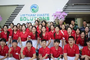 Đoàn học sinh Trường Trung học Chung Cheng (Singapore) chụp hình lưu niệm tại Công ty VWS