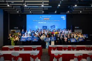 Hội đồng Giám khảo và các đội thi chụp ảnh lưu niệm tại Vòng Chung kết Cuộc thi “InnoX 2026: Vượt giới hạn – Chạm tương lai”