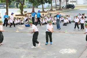 Không chỉ là dịp nghỉ ngơi sau năm học, kỳ nghỉ hè giờ đây được nhiều phụ huynh định hướng như một khóa trải nghiệm ngắn hạn, để giúp con có thêm những kỹ năng cần thiết (Ảnh: VN)