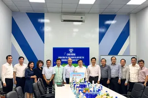 Ông Nguyễn Văn Quyết, Ủy viên Ban chấp hành Trung ương Đảng, Bí thư Tỉnh ủy Tây Ninh (thứ 7 từ phải sang) và đoàn công tác làm việc tại Trang trại Vinamilk Green Farm Tây Ninh (Ảnh: VN)