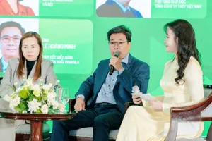 Ông Lê Hoàng Minh, Giám đốc Điều hành Sản xuất kiêm Trưởng dự án Net Zero của Vinamilk chia sẻ tại diễn đàn (Ảnh: VN)