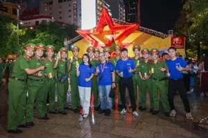 Diễn ra từ ngày 11 đến 13-6-2026, chuỗi sự kiện Gala “Tổ quốc bình yên” do Bộ Công an phối hợp với UBND TPHCM tổ chức tại phố đi bộ Nguyễn Huệ (phường Sài Gòn, TPHCM). Hướng tới kỷ niệm 80 năm Ngày truyền thống lực lượng An ninh nhân dân (12-7-1946 – 12-7-2026), chuỗi sự kiện được tổ chức nhằm tri ân những cuộc đấu trí thầm lặng, những cống hiến quên mình vì sự bình yên của dân tộc