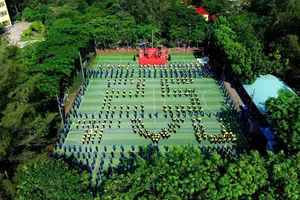 Giảng viên, sinh viên đồng diễn xếp hình kỷ 25 năm Đại học Trà Vinh