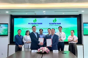 Ông Bùi Xuân Hiếu, Giám đốc PVD Logging và ông Lê Trần Minh Trí, Phó Tổng Giám đốc PQPOC thực hiện lễ ký hợp đồng trước sự chứng kiến của hai bên