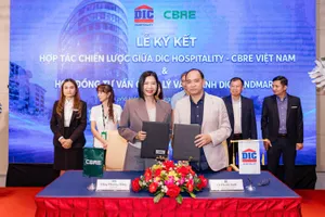 Ông Vũ Thanh Bình, Phó Chủ tịch HĐQT, Tổng Giám đốc DIC Hospitality và bà Đặng Phương Hằng, Tổng Giám đốc CBRE Việt Nam ký kết Thỏa thuận hợp tác chiến lược giữa DIC Hospitality và CBRE Việt Nam