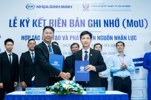 Lãnh đạo Công ty Cổ phần Nhựa Bình Minh và Trường Đại học Công nghệ Kỹ thuật TPHCM ký kết Biên bản ghi nhớ hợp tác triển khai các hoạt động đào tạo, thực hành, nghiên cứu ứng dụng và kết nối sinh viên với môi trường sản xuất thực tế. Ảnh Minh Xuân