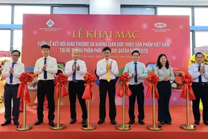 Các đại biểu thực hiện nghi thức khai mạc