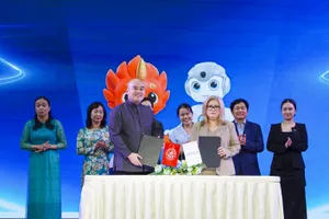 Khoảnh khắc đại diện VA Schools và UBTECH ký kết/trao văn kiện hợp tác