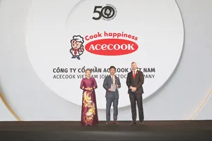 Đại diện Acecook Việt Nam nhận giải Top 50 doanh nghiệp phát triển bền vững tiêu biểu tại Việt Nam
