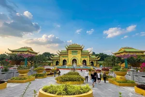 Du khách tham quan và chụp ảnh lưu niệm tại cổng Ngũ môn - khu Kim điện - KDL Đại Nam
