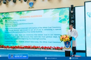 TTND.TS.BS.LG. Ngô Đồng Khanh, Uỷ viên Hội đồng Trường và Cố vấn cao cấp Khoa RHM, phát biểu khai mạc Lễ trao áo blouse