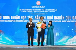 Ông Vũ An, Phó Tổng Giám đốc PVFCCo - Phú Mỹ nhận Bản ghi nhớ hợp tác nghiên cứu đầu tư từ lãnh đạo UBND tỉnh Đắk Lắk
