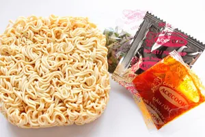 Một gói mì ăn liền hoàn chỉnh sẽ có các gói gia vị đi kèm