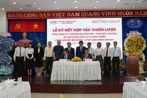 Ông Lâm Quốc Thanh, Tổng giám đốc SATRA(trái) và ông Nguyễn Hoàn Vũ, Tổng giám đốc Tập đoàn Becamex (phải) ký kết thỏa thuận hợp tác chiến lược