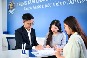 Đông đảo thí sinh đến Trường Đại học Văn Hiến nộp hồ sơ, lắng nghe tư vấn và được hỗ trợ hoàn thiện thủ tục đăng ký xét tuyển, lựa chọn ngành học phù hợp với năng lực và định hướng nghề nghiệp