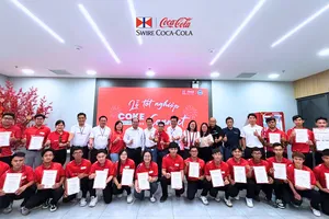 Sinh viên Tây Ninh hoàn thành chương trình học tập tại nhà máy Coca-Cola địa phương