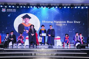 Hiệu trưởng Trent Driver của Scotch College Adelaide (phải) trong buổi tốt nghiệp của học sinh Nam Úc Scotch AGS tháng 5 vừa qua