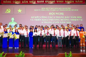 Đại diện lãnh đạo EVNHCMC khen thưởng các cá nhân, tập thể đạt thành tích xuất sắc trong công tác 6 tháng đầu năm 2026 (ẢNH: MINH VIỆT)