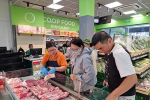 Khách hàng chọn mua thực phẩm tại một cửa hàng Co.op Food ở TPHCM (ẢNH: KHÁNH CHI)