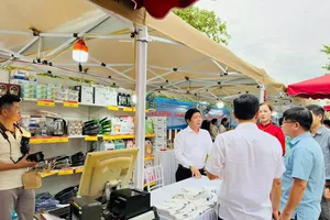 Ngày hội sản phẩm hợp tác xã tại TP Huế thu hút người dân (ẢNH: KHÁNH CHÂU)