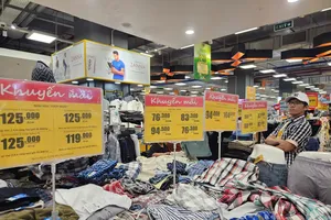 Hàng thời trang được giảm giá mạnh tại Co.opXtra (ẢNH: KHÁNH CHI)
