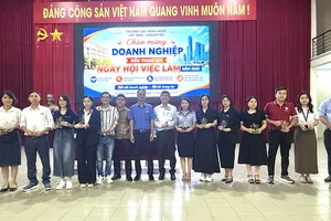 Ban Giám hiệu Trường Cao đẳng nghề Việt Nam – Singapore trao kỷ niệm chương tri ân các doanh nghiệp đồng hành, tham gia Ngày hội Việc làm năm 2026