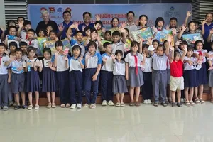 Các em học sinh chụp ảnh lưu niệm cùng đại diện VWS và Ban tổ chức sau chương trình "Khám phá tri thức", khép lại một ngày trải nghiệm ý nghĩa về bảo vệ môi trường và phát triển bền vững