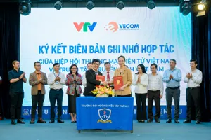 Ông Nguyễn Tấn Phong, Phó Chủ tịch VECOM và bà Trần Thanh Minh, Phó Giám đốc VTV Nam Bộ ký kết hợp tác truyền thông, phổ biến tri thức và xu hướng mới về thương mại điện tử, kinh tế số