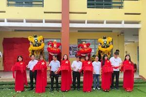 Các đại biểu thực hiện nghi thức cắt băng khánh thành phòng thực hành máy tính tại Trường Cao đẳng Nghề Việt Nam – Singapore