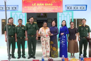 Đại diện Bộ Tư lệnh TPHCM và lãnh đạo phường Bến Cát trao quà cho gia đình bà Huỳnh Thị Lan tại lễ bàn giao