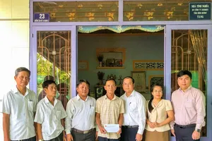 Ông Nguyễn Thanh Lâm, Bí thư Đảng ủy, Chủ tịch HĐND xã Thường Tân trao quà cho các gia đình chính sách