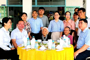 Ông Nguyễn Đình Khánh, Bí thư Đảng uỷ xã Dầu Tiếng cùng cán bộ công viên chức xã ân cần thăm hỏi và dùng bữa cơm tri ân cùng các Mẹ Việt Nam Anh hùng