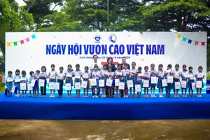 Các đại biểu trao tặng những phần học bổng Vinamilk đến cho các em học sinh Trường Tiểu học An Hiệp (Ảnh: Hải An)