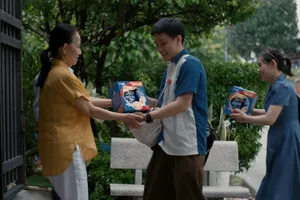 Trao yêu thương, chúc sức khỏe cha mẹ mùa Vu Lan