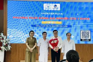  Bà Nguyễn Thị Xuân Vy, Viện trưởng Viện Phương Nam - TTND.PGS.TS.BS Lê Đình Thanh, Giám đốc Bệnh viện Thống Nhất; GS.TS. Nguyễn Văn Tuấn, Giám đốc Trung tâm Công nghệ Y tế, Đại học Công nghệ Sydney (Úc); TTƯT.PGS.TS.BS Võ Thành Toàn, Phó Giám đốc Bệnh viện Thống Nhất