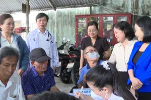 Lãnh đạo phường Bến Cát thăm hỏi tình hình sức khỏe của người dân