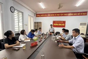 Ông Võ Trọng Tài, Chủ tịch UBND phường Đông Hòa, trực tiếp gặp gỡ, đối thoại với người dân có đất nằm trong dự án để lắng nghe, giải đáp những vướng mắc về bồi thường, hỗ trợ và tái định cư