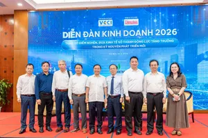 Các đại biểu, diễn giả chụp ảnh lưu niệm tại Diễn đàn Kinh doanh 2026 với chủ đề “Tháo gỡ điểm nghẽn, đưa kinh tế số thành động lực tăng trưởng trong kỷ nguyên phát triển mới”