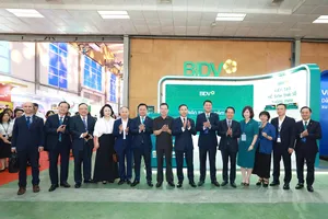 Lãnh đạo NHNN, lãnh đạo bộ, ngành và BIDV chụp ảnh lưu niệm tại sự kiện