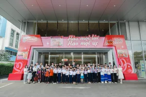 Ban lãnh đạo Acecook Việt Nam chụp hình lưu niệm cùng các em học sinh và thầy cô tham gia chương trình