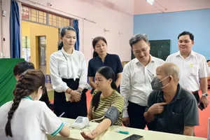 Lãnh đạo phường Phú Lợi thăm 3 điểm khám sức khỏe cố định trên địa bàn phường