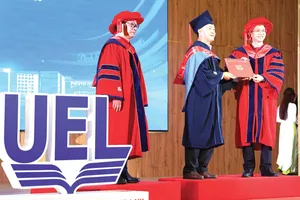 Tân tiến sĩ của UEL nhận bằng tốt nghiệp