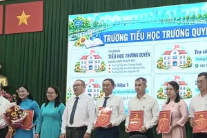 Lãnh đạo phường Nhiêu Lộc trao quyết định và tặng hoa chúc mừng nhân sự Ban Giám hiệu các trường học