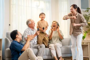 Nhiều người trung niên có xu hướng chuẩn bị sớm để chủ động khi về già. Ảnh Hà Hằng
