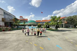 Lãnh đạo xã Bàu Bàng kiểm tra cơ sở vật chất, trường lớp trước thềm năm học mới