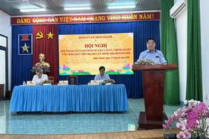 Ông Nguyễn Thanh Tùng, Bí thư Đảng ủy - Chủ tịch HĐND xã Minh Thạnh, phát biểu tại hội nghị