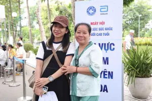 Chị Diễm Quỳnh đồng hành cùng mẹ trong ngày hội chăm sóc sức khỏe người cao tuổi